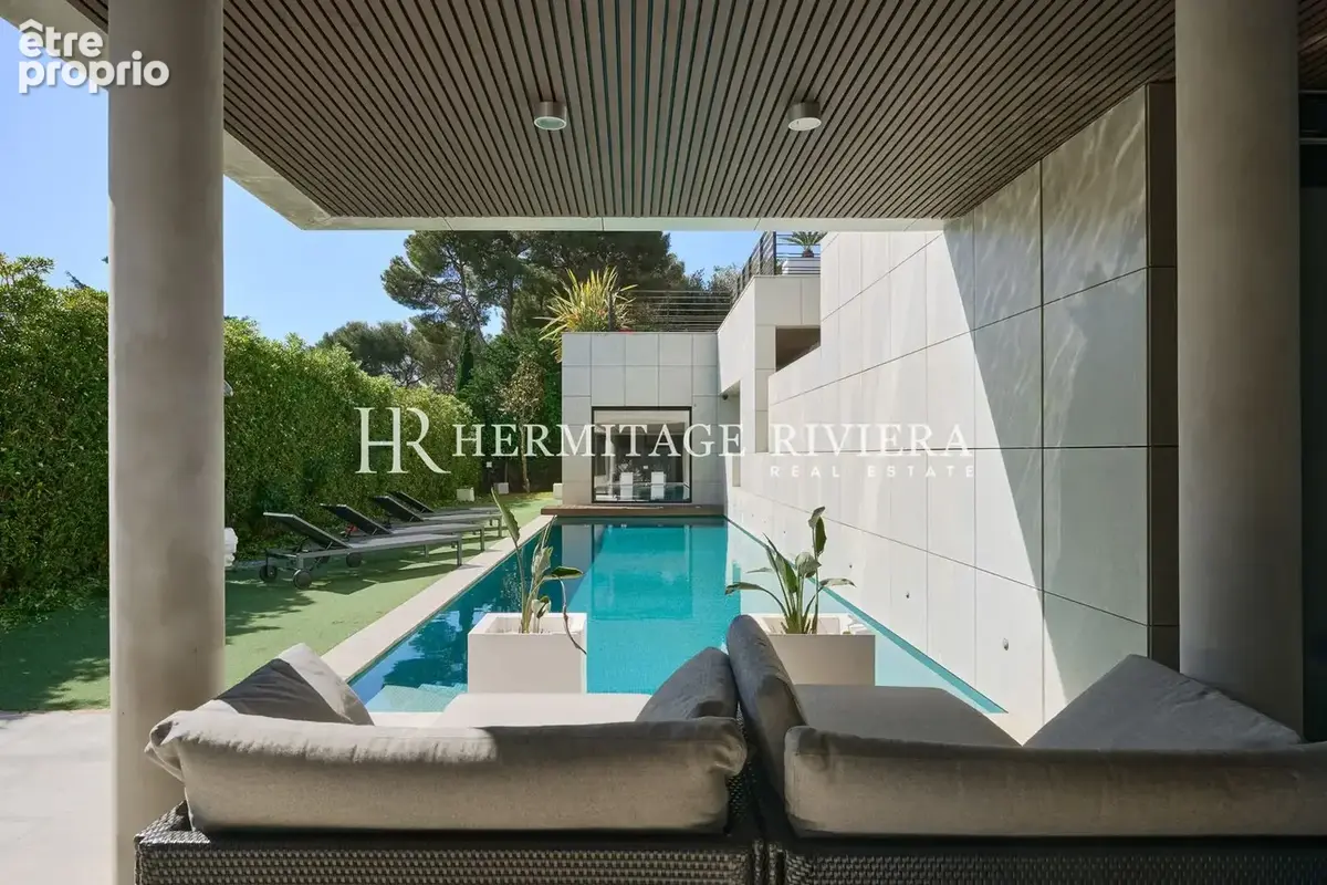 piscine of contemporary villa for sale in Nice