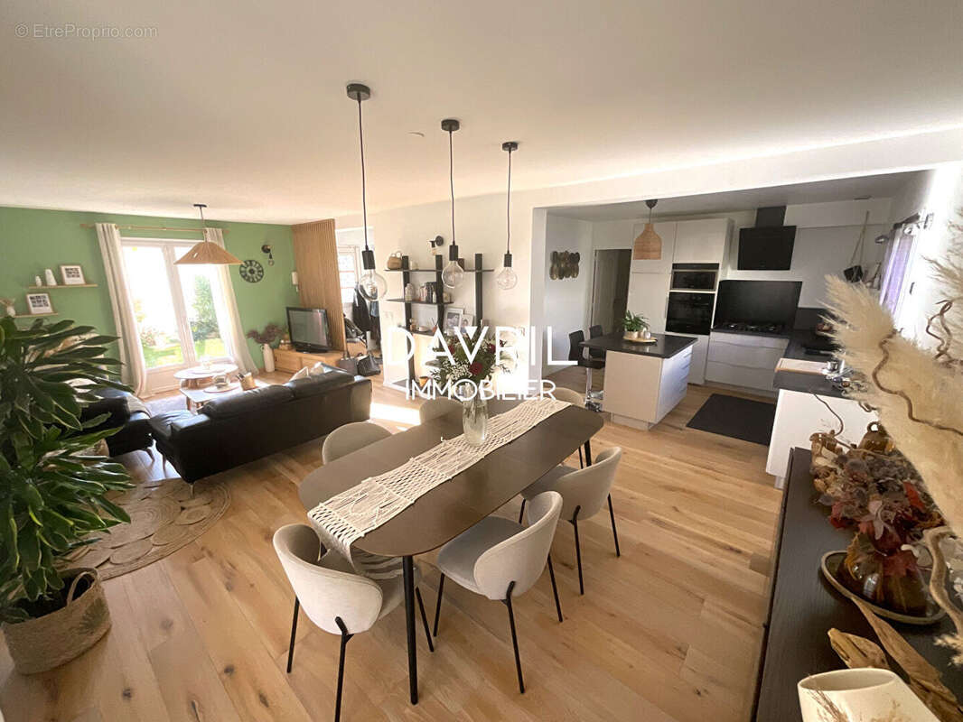 Exclusivité * maison familialle * beaux volumes et beau terrain * 4 chambres * - photo 2
