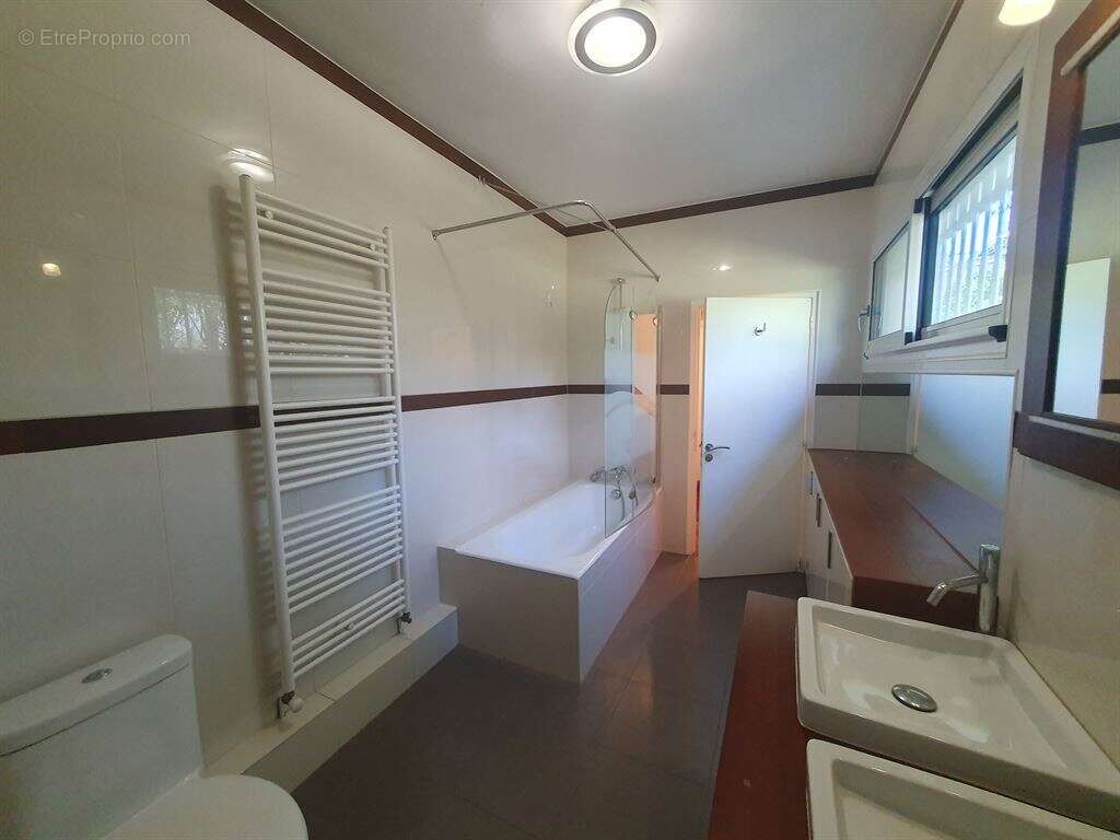 Maison à MARNES-LA-COQUETTE