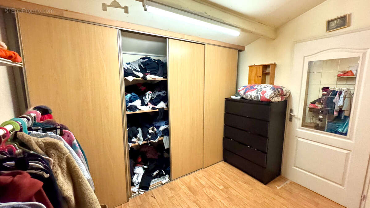 Maison à ENTRAIGUES-SUR-LA-SORGUE