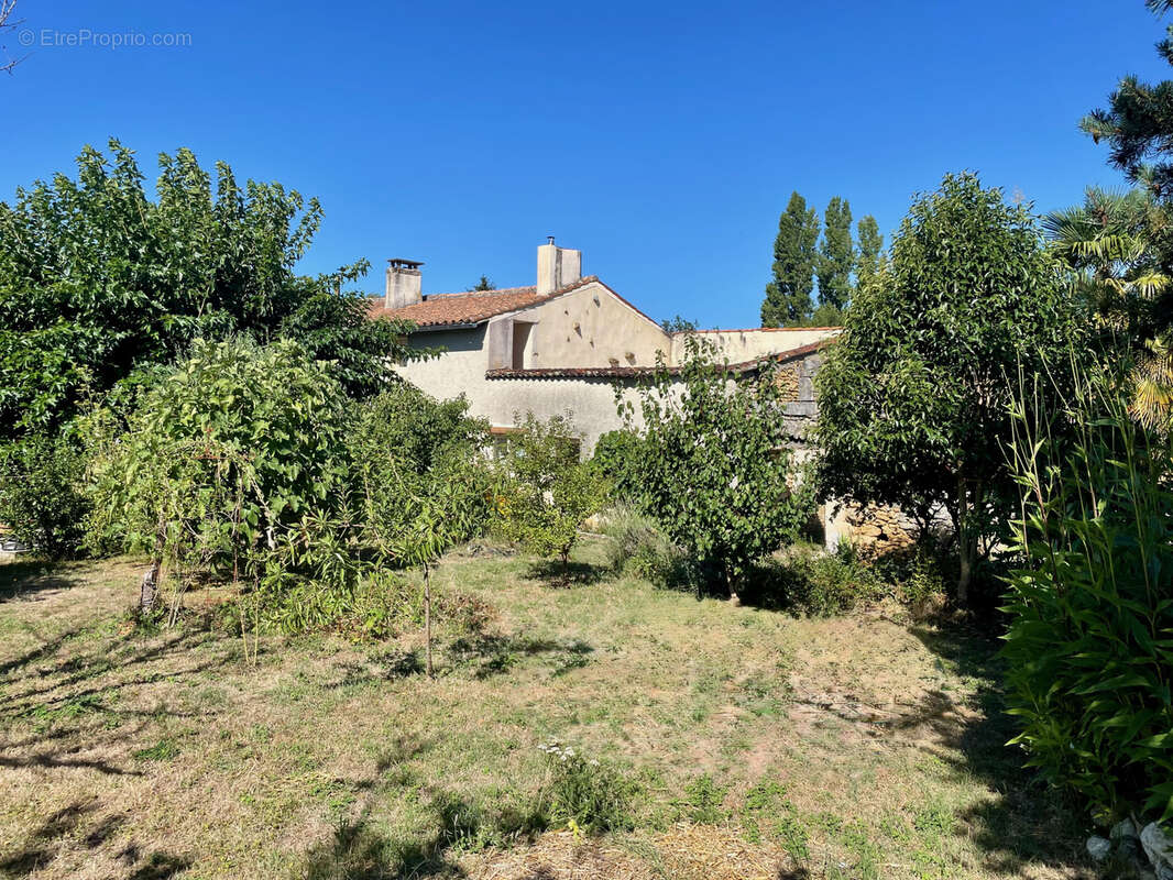 Charmante maison 4 chambres avec jardin et dépendances - photo 2