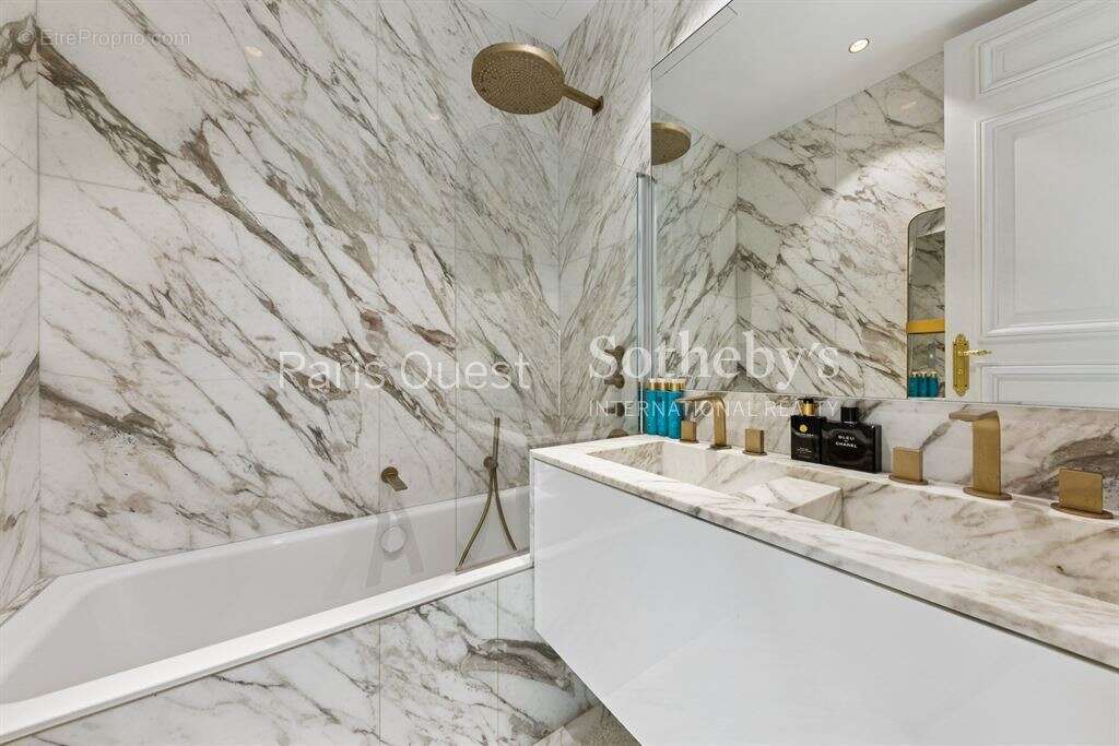 Appartement à PARIS-8E