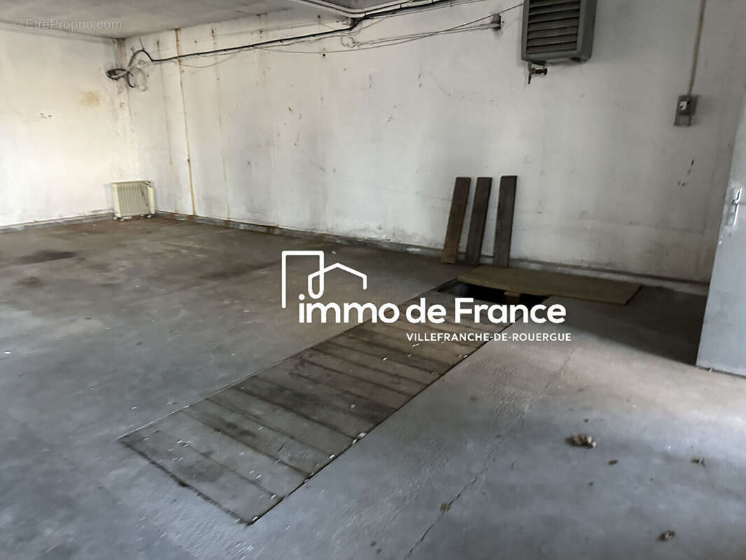 Villefranche De Rouergue, local de stockage, entrepôt de 500 m² , 400 m² en rez de chaussée + 100 m² a l'étage - photo 7