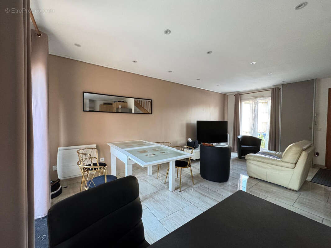 Maison à COUTEVROULT