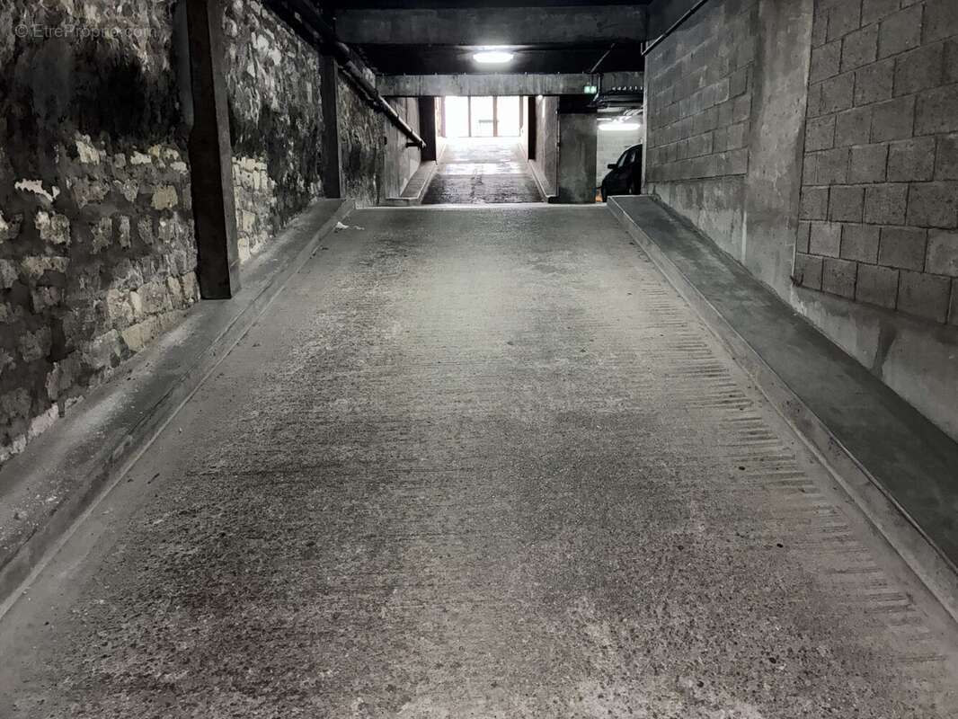Parking à PARIS-17E