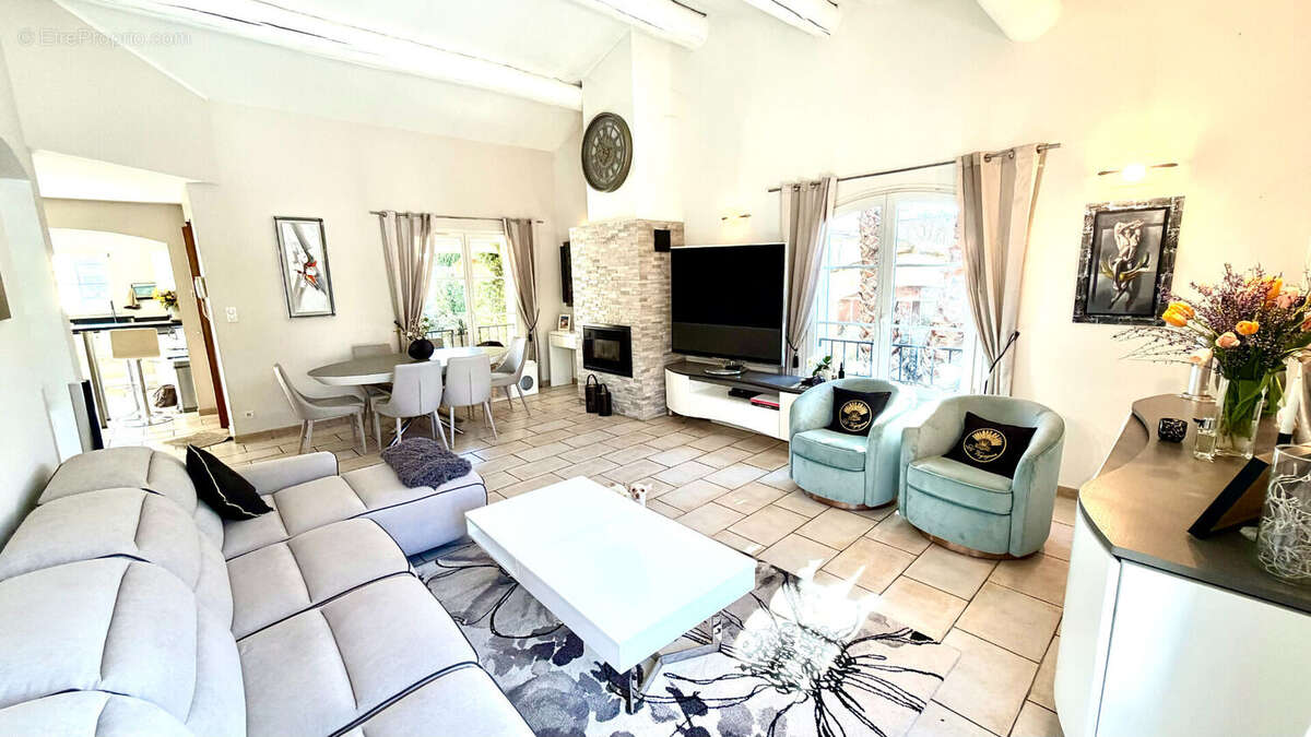 Maison à ENTRAIGUES-SUR-LA-SORGUE