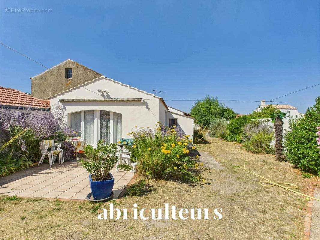 Maison avec grand terrain et dans le centre ville en vente à La Barre-de-Monts (85550) - photo 2