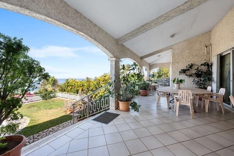 À vendre – villa d’exception avec vue panoramique sur mer et port – saint-gilles les bains - photo 12