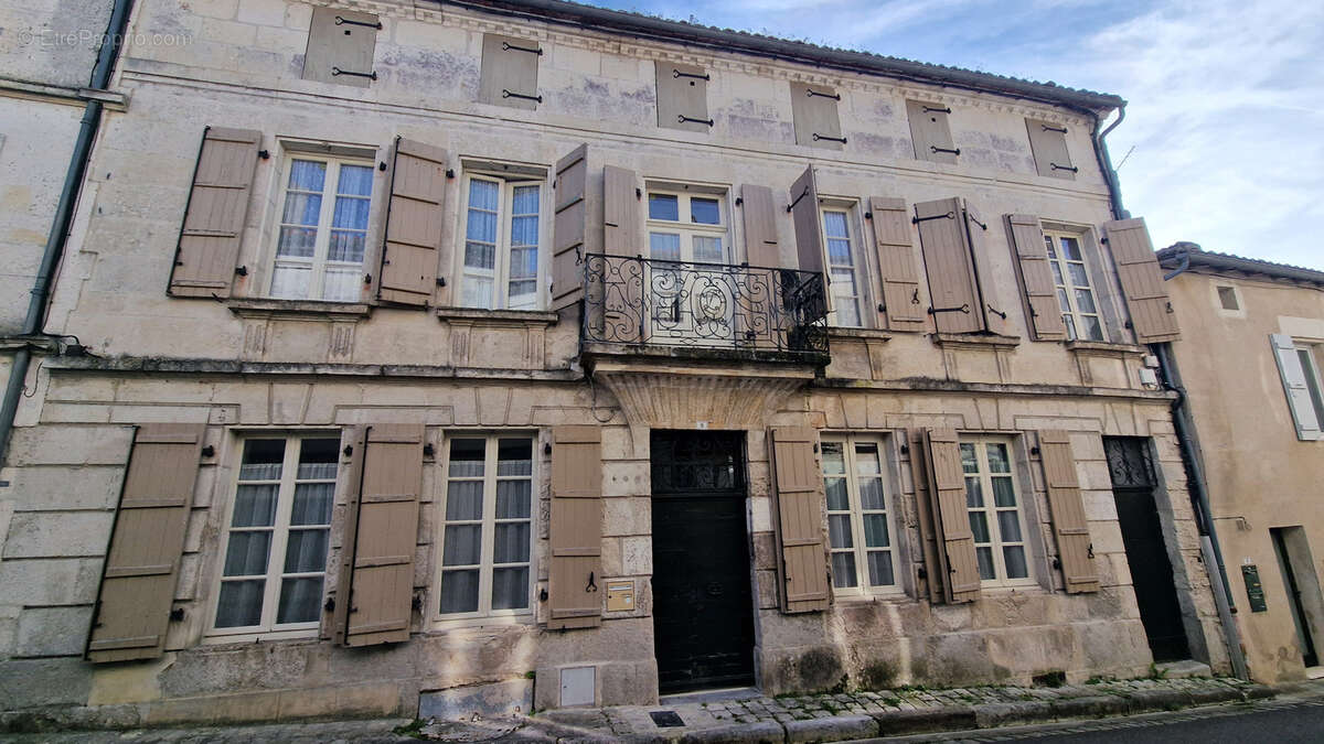 Maison à VILLEBOIS-LAVALETTE