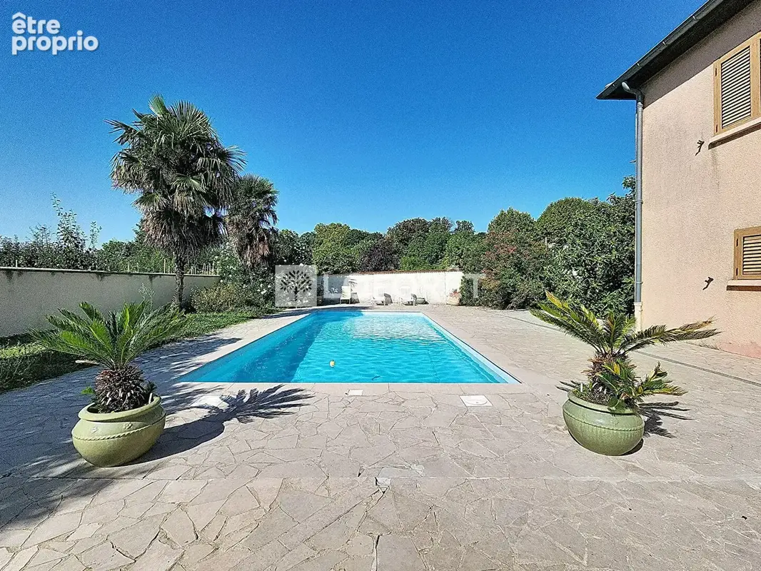 Maison familiale avec piscine, beaux volumes et espace indépendant - photo 4
