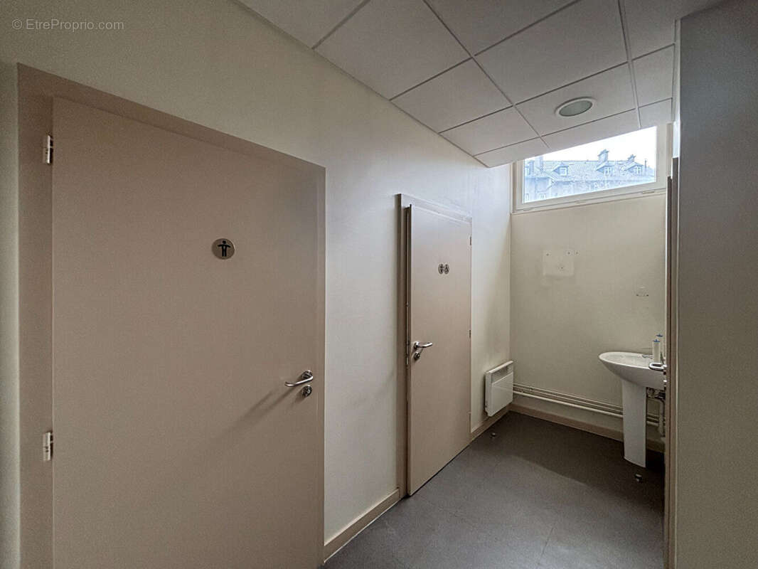 Local commercial de 161.86 M² - photo 8