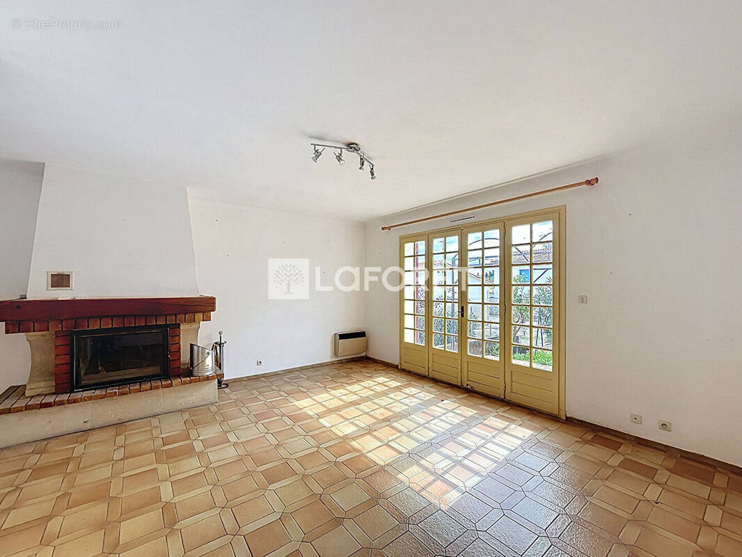 Maison à PEZILLA-LA-RIVIERE