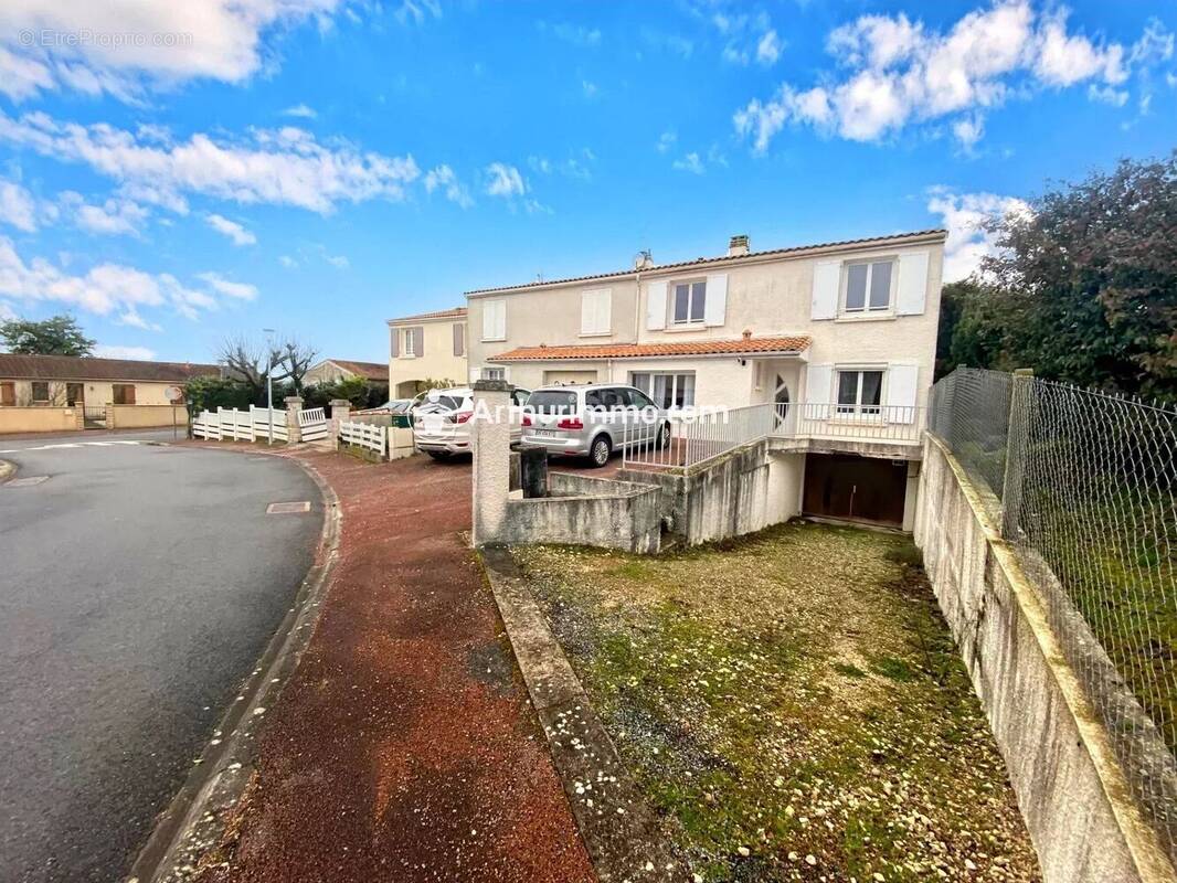 Maison à SAINT-JEAN-D'ANGELY