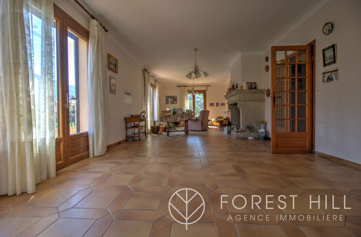 Maison 4 faces   fort potentiel, grand garage et terrain - photo 9