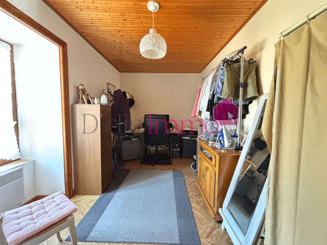 NOTRE DAME DE RIEZ - Longère avec 3 chambres - deux garages et une dépendance de 50m2. 7944 m2 de terrain. - photo 8