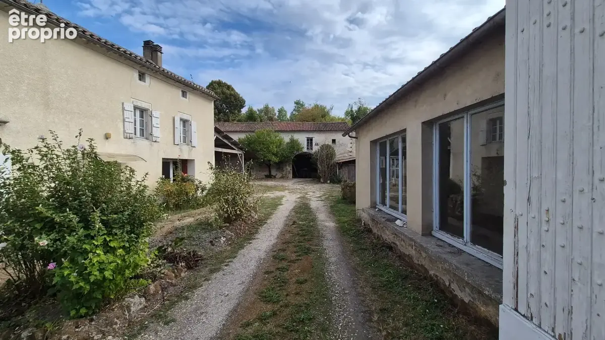 Corps de Ferme à rénover de 500 m2, proche commerces, beaucoup de dépendances - photo 8