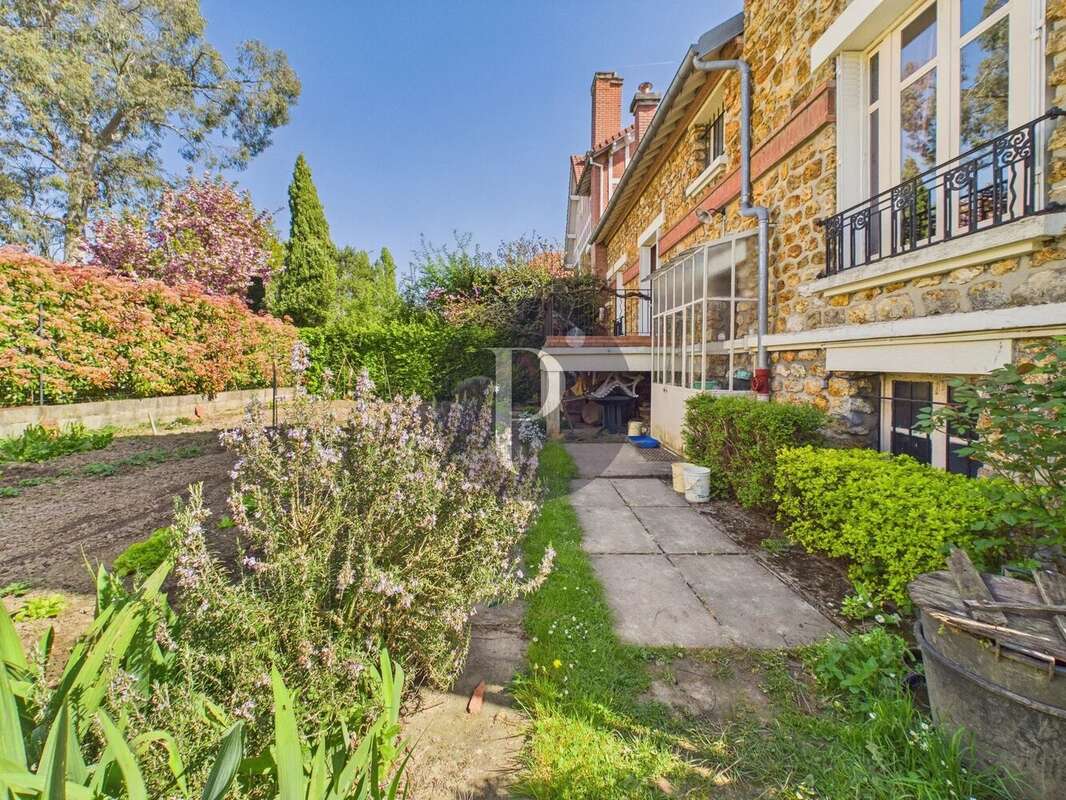 Maison à VERRIERES-LE-BUISSON
