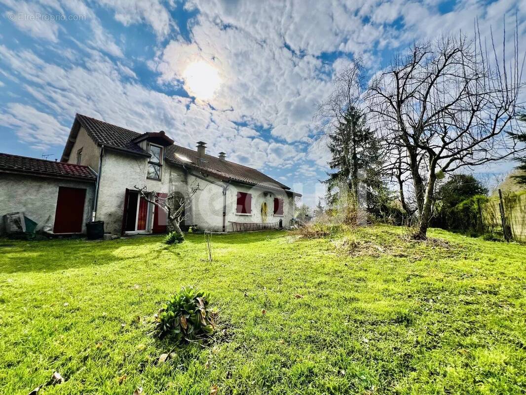 Maison à SAINT-CLEMENT-DE-REGNAT