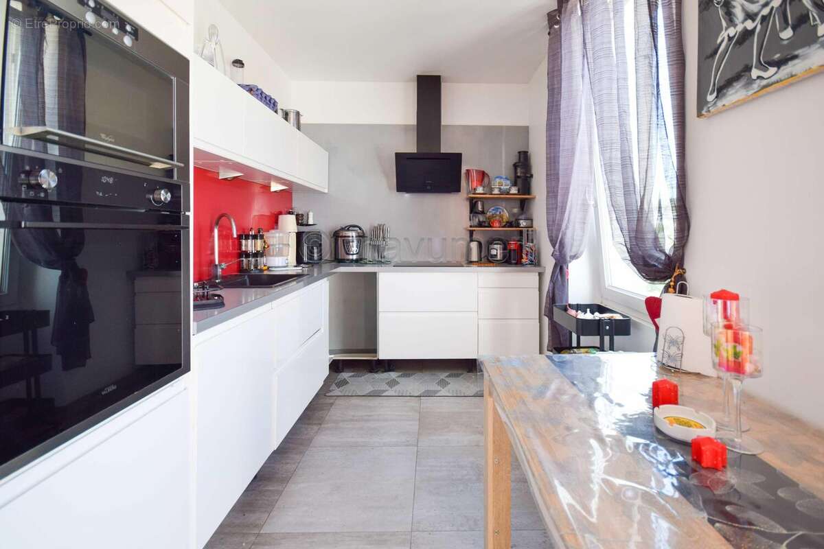 APPARTEMENT T4 ESPRIT MAISON AVEC PISCINE, JARDIN PRIVATIF DE 450 M² ET VUE MER L\'ESTAQUE  13016 Marseille n°2 - Appartement à MARSEILLE-16E