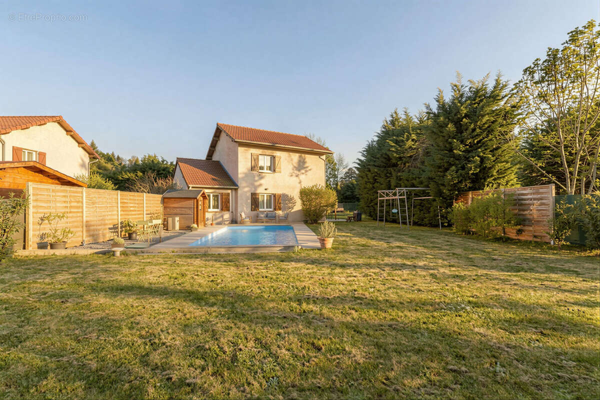 Maison à NIVOLAS-VERMELLE