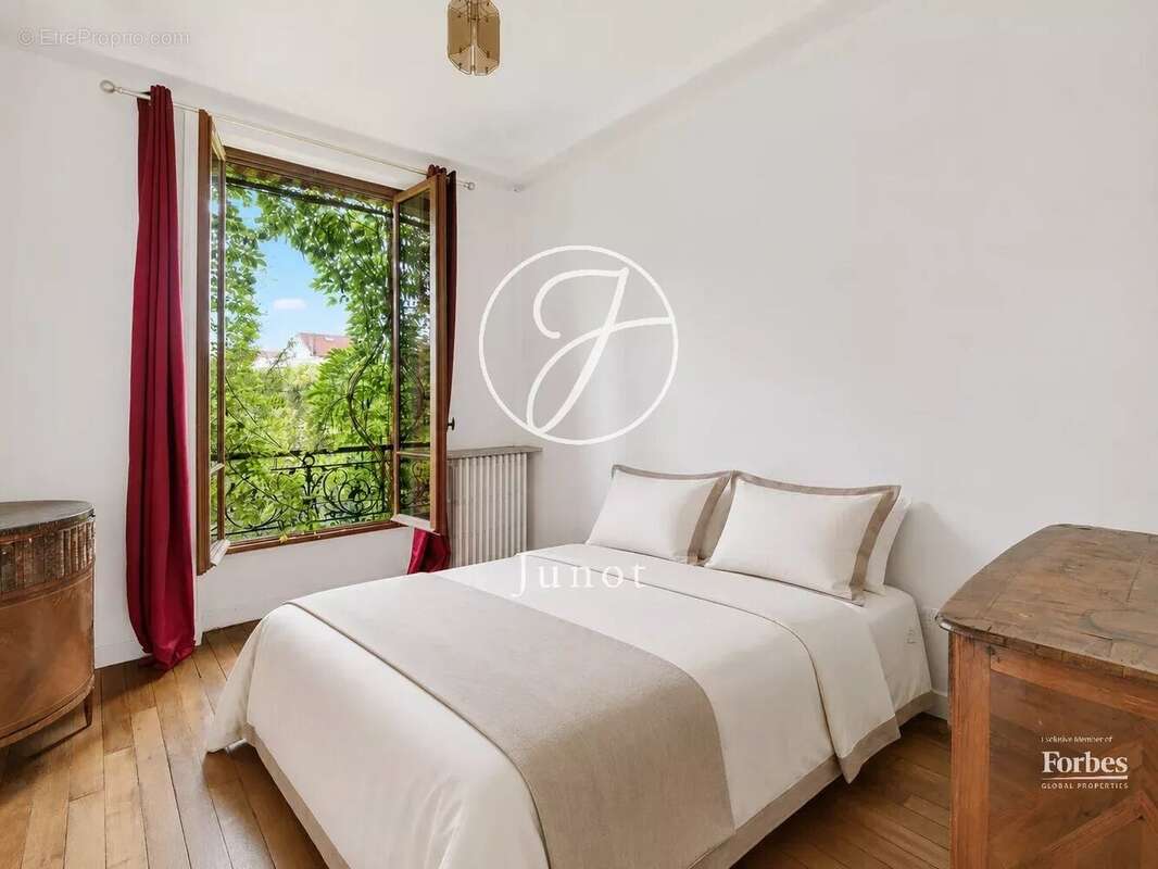 Saint-Cloud - TRIANGLE D'OR DE MONTRETOUT - Maison 425 m² - 15 pièces - Jardin de 495 m² - photo 12