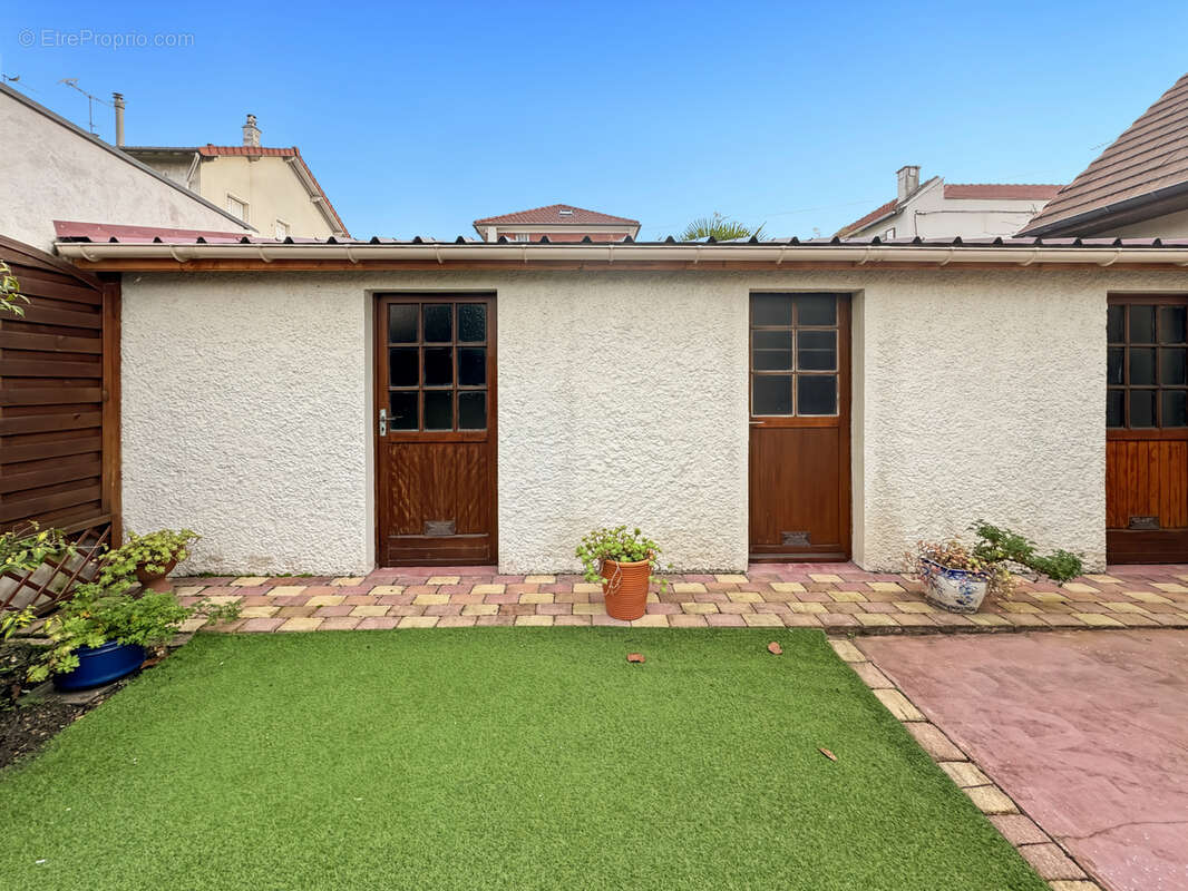 COURBEVOIE 92, Rue Hoche - Maison familiale avec jardins de 111m2 habitables + plus de 52m2 d'annexes (garage - photo 16
