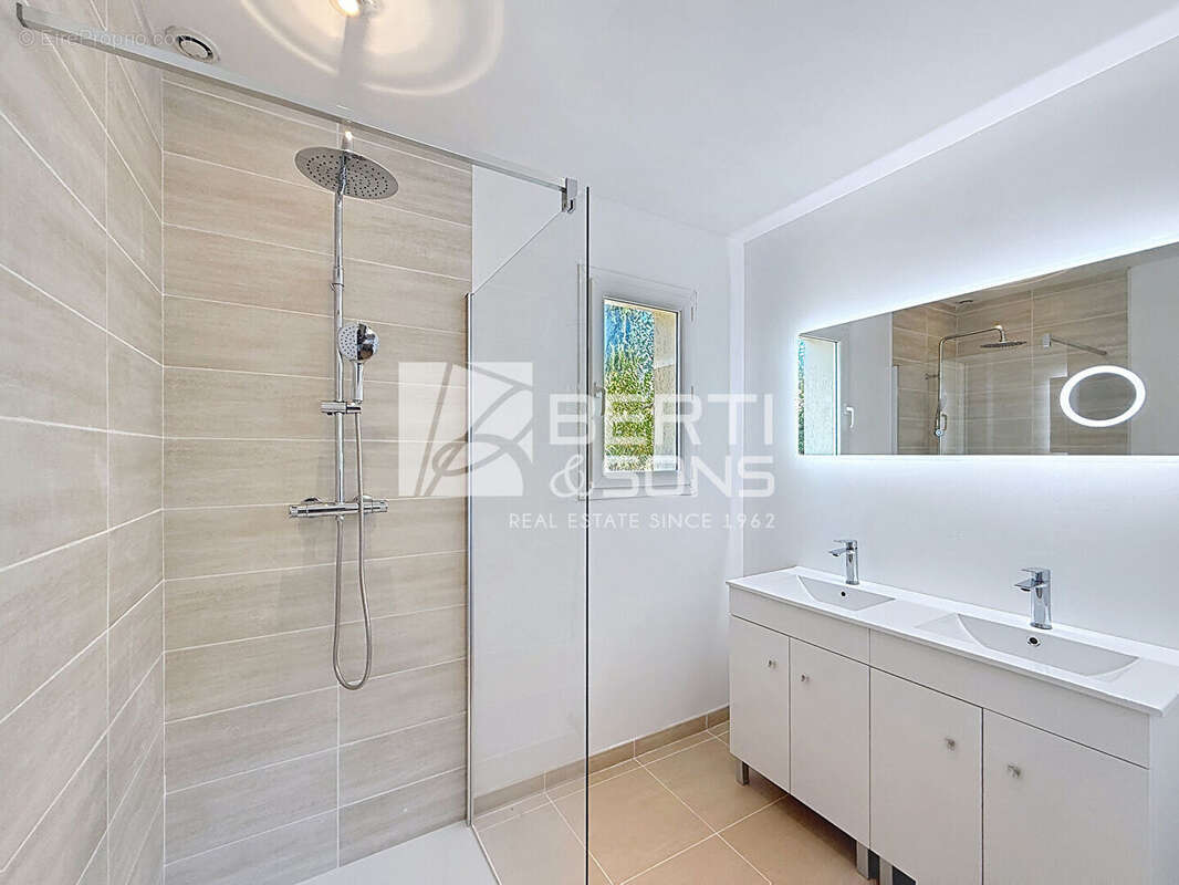 Maison à CHATEAUNEUF-GRASSE