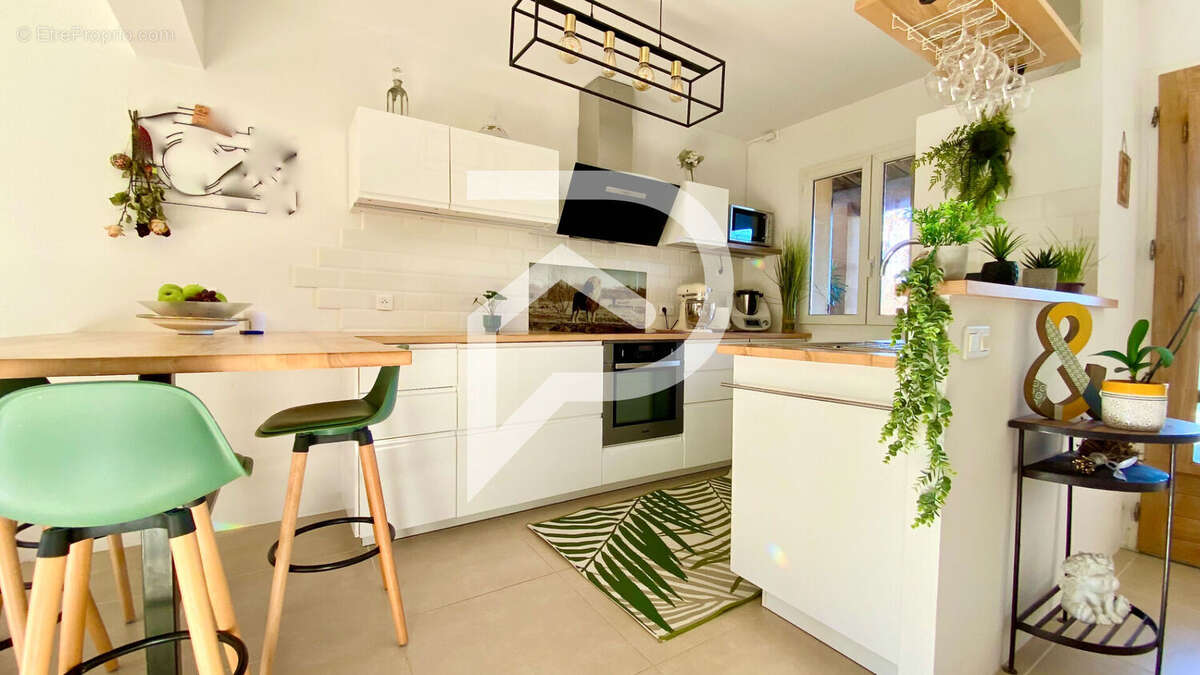 Maison à LE PUY-SAINTE-REPARADE