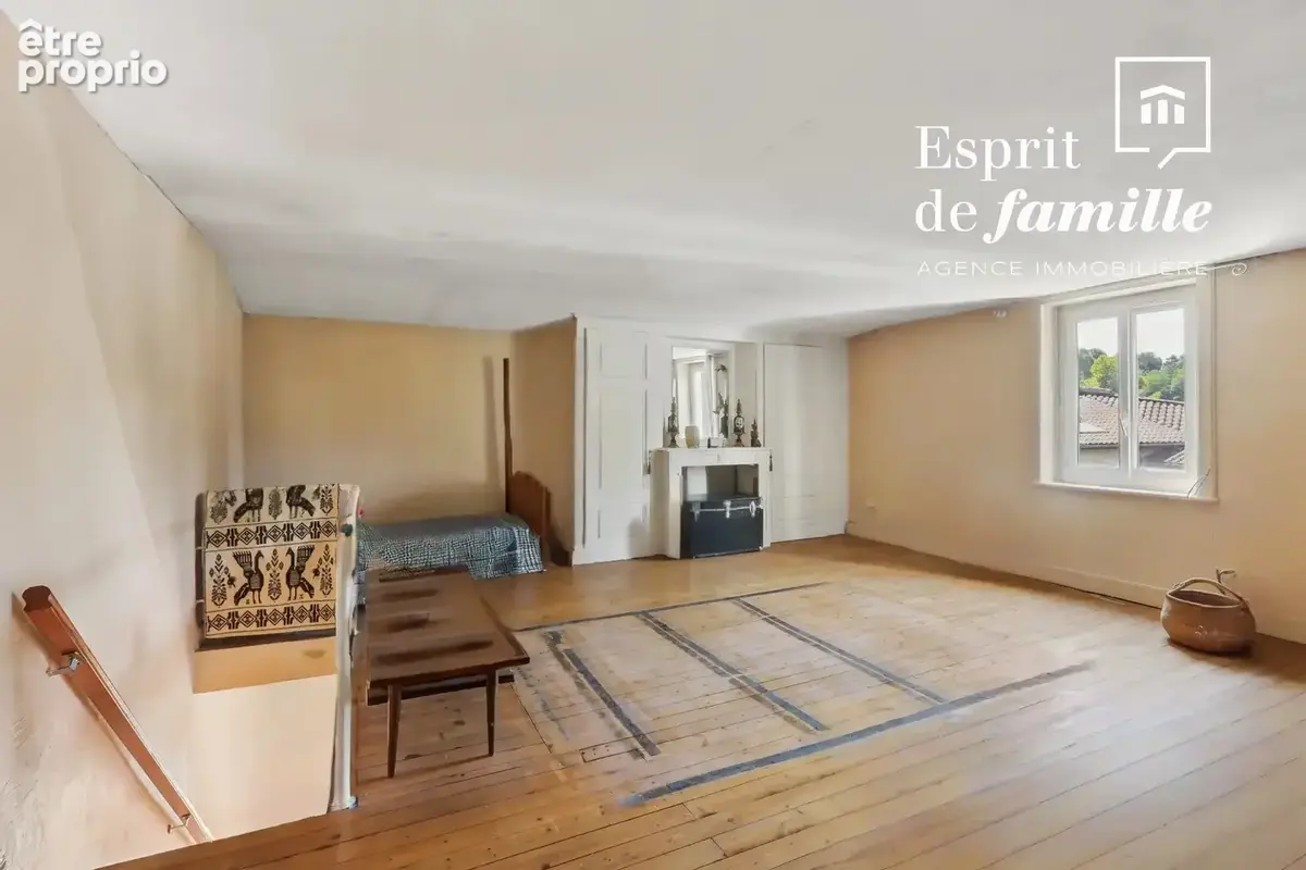 Fontaines-Saint-Martin, propriété au coeur du village 260m2 plus dépendances - photo 8