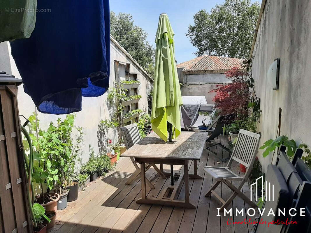 La terrasse de la maison à l'abri des regards - Maison à LAVERUNE