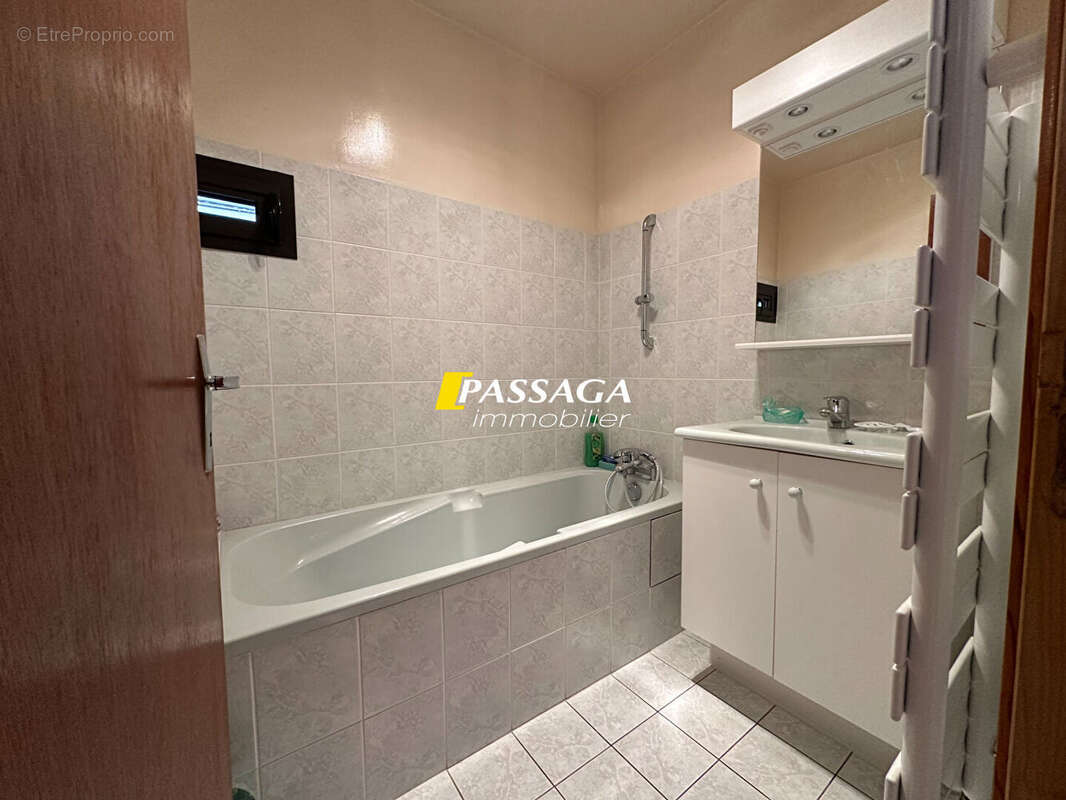 A VENDRE - Maison d'habitation avec cour, jardin et studio - BERTHOLENE - photo 14