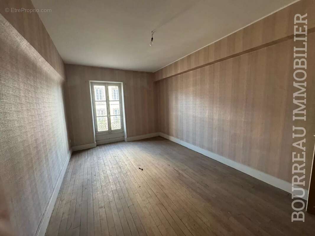 Maison à LA CELLE-SAINT-CYR