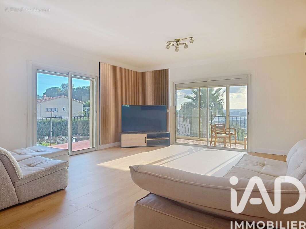 Photo 2 - Maison à ROQUEBRUNE-SUR-ARGENS