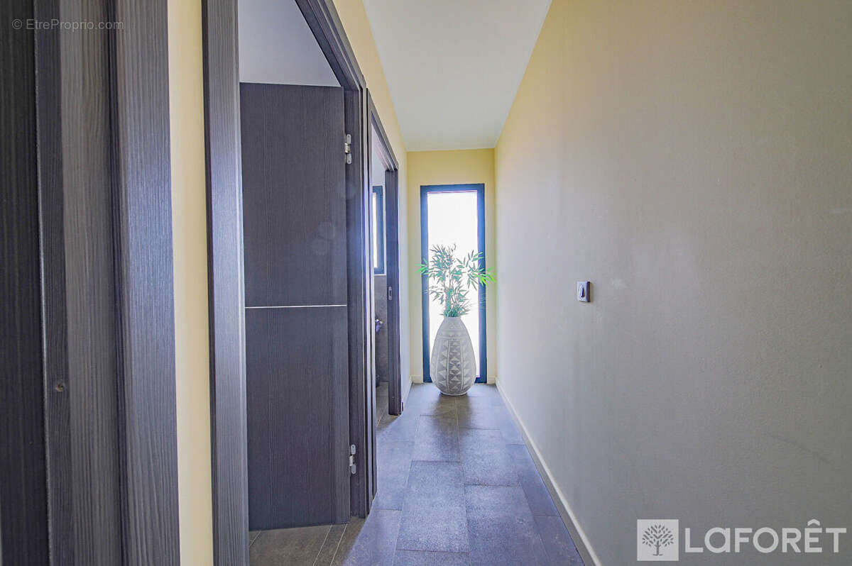 Villa de plain-pied récente Borgo 5 pièce(s) 135 m2 - photo 9