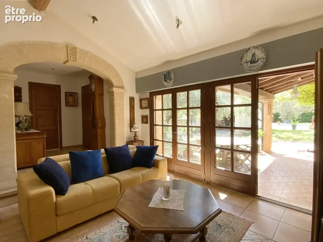 Dans village avec commerces, charmante maison en pierre avec jardin et piscine. - photo 4