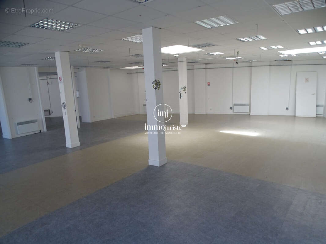 Commerce 700 m² à Saint-Junien  - photo 2