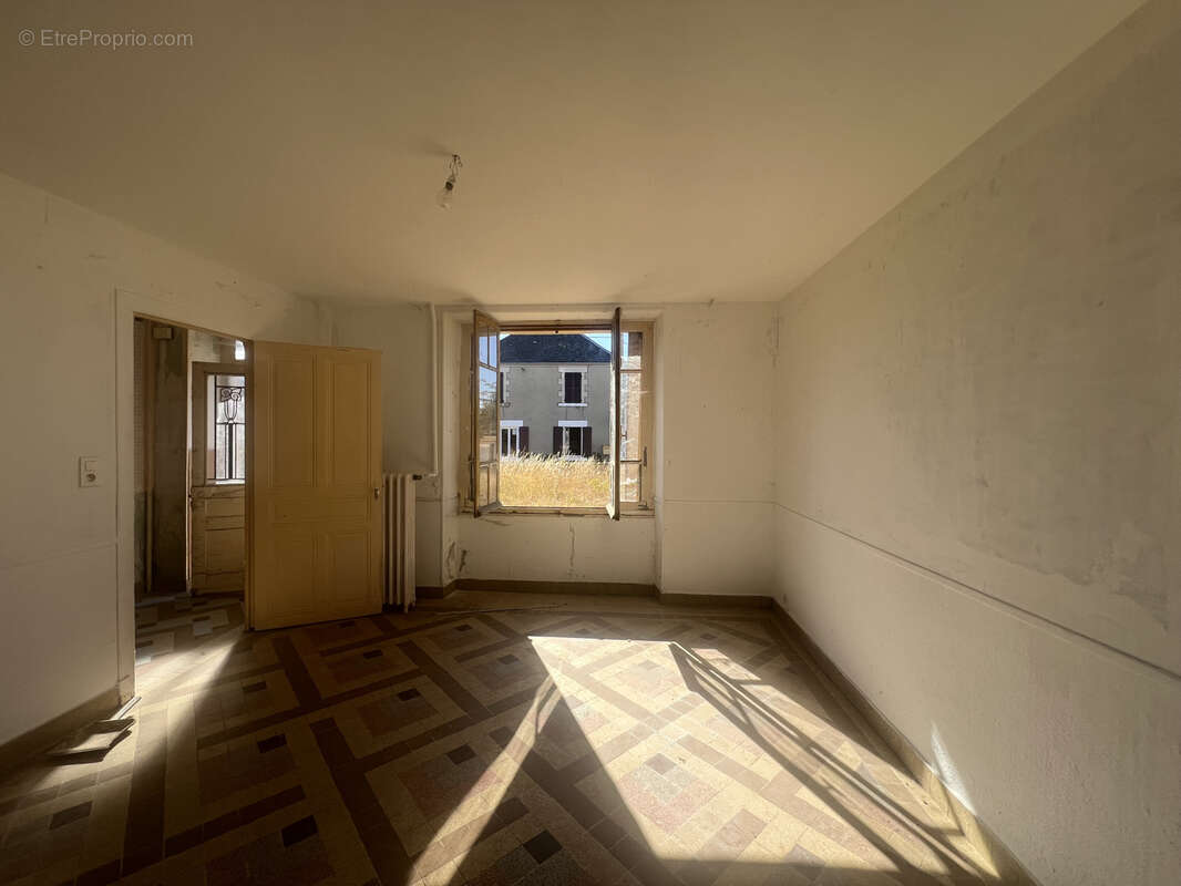 Maison de bourg avec dépendance et terrain - photo 5