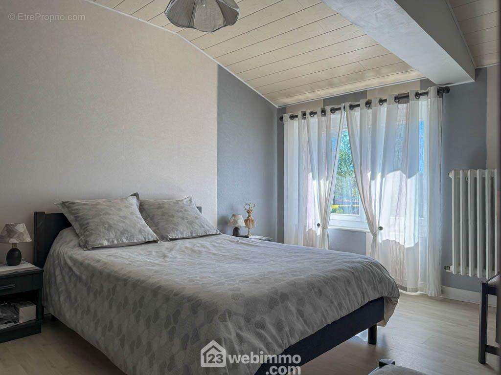 A l'étage, l'espace nuit comprend 4 chambres, - Maison à POUZAUGES