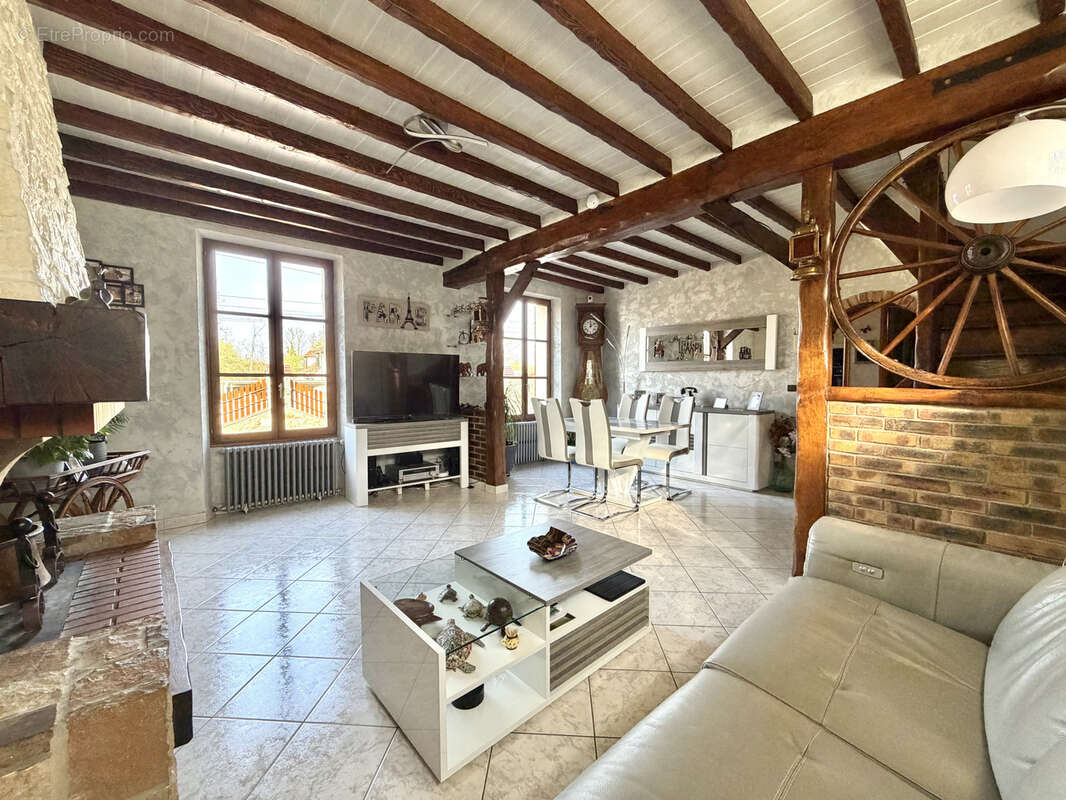 Maison à CONDE-SAINTE-LIBIAIRE