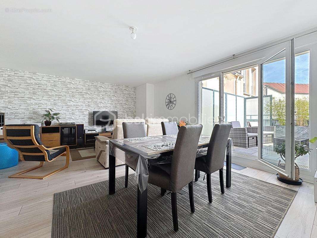 Appartement à THIVERVAL-GRIGNON