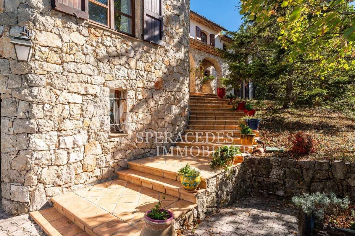 Maison à SAINT-CEZAIRE-SUR-SIAGNE