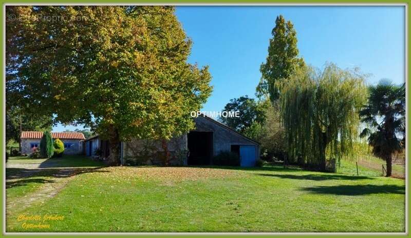 Maison à MONTMOREAU-SAINT-CYBARD