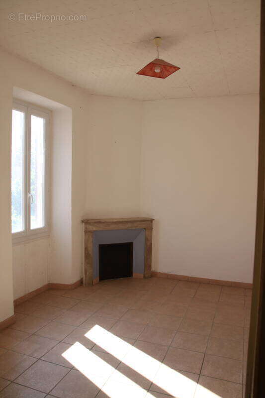 Appartement T3 à rénover, avec cave, parking et jardin à 05400 VEYNES - photo 4