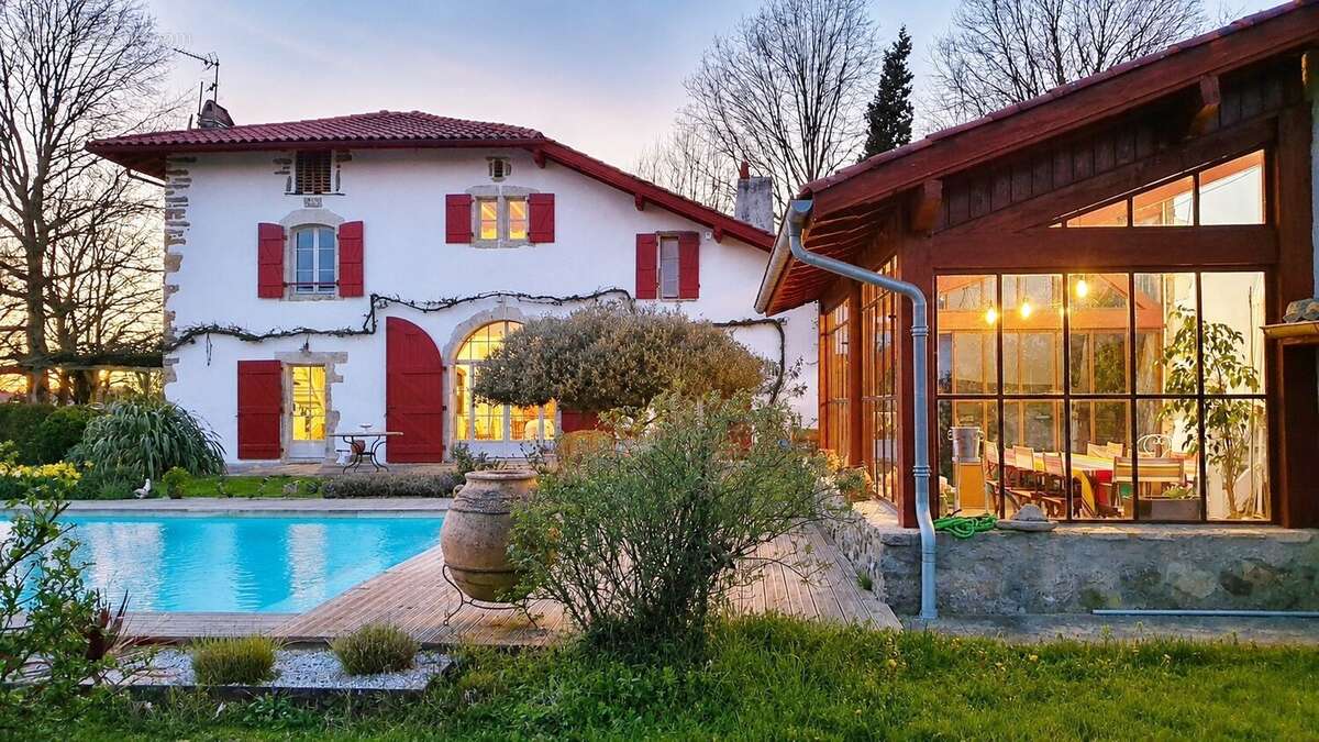 Superbe maison de caractere du 18ème de type t7 de 275 m2 + exceptionnelle dependance de 117 m2 comprenant veranda, open space,  - photo 20
