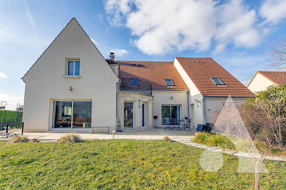 Maison à LONGUEIL-SAINTE-MARIE