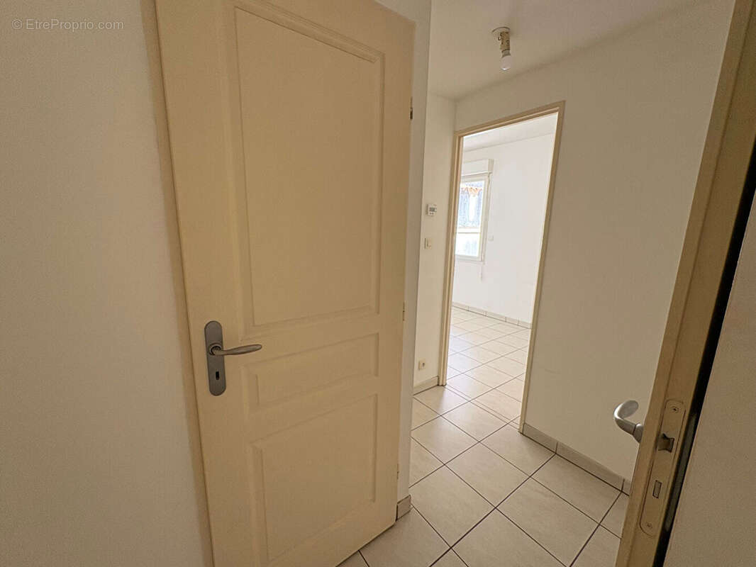 Buxerolles - bel appartement  2 pièce(s) 54 m2 - jardinet - parking privatif. - photo 11