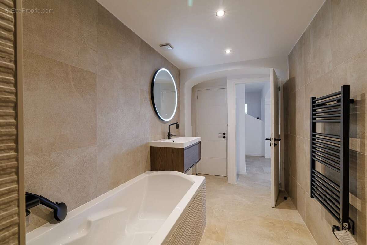 Appartement à SAINT-LAURENT-DU-VAR