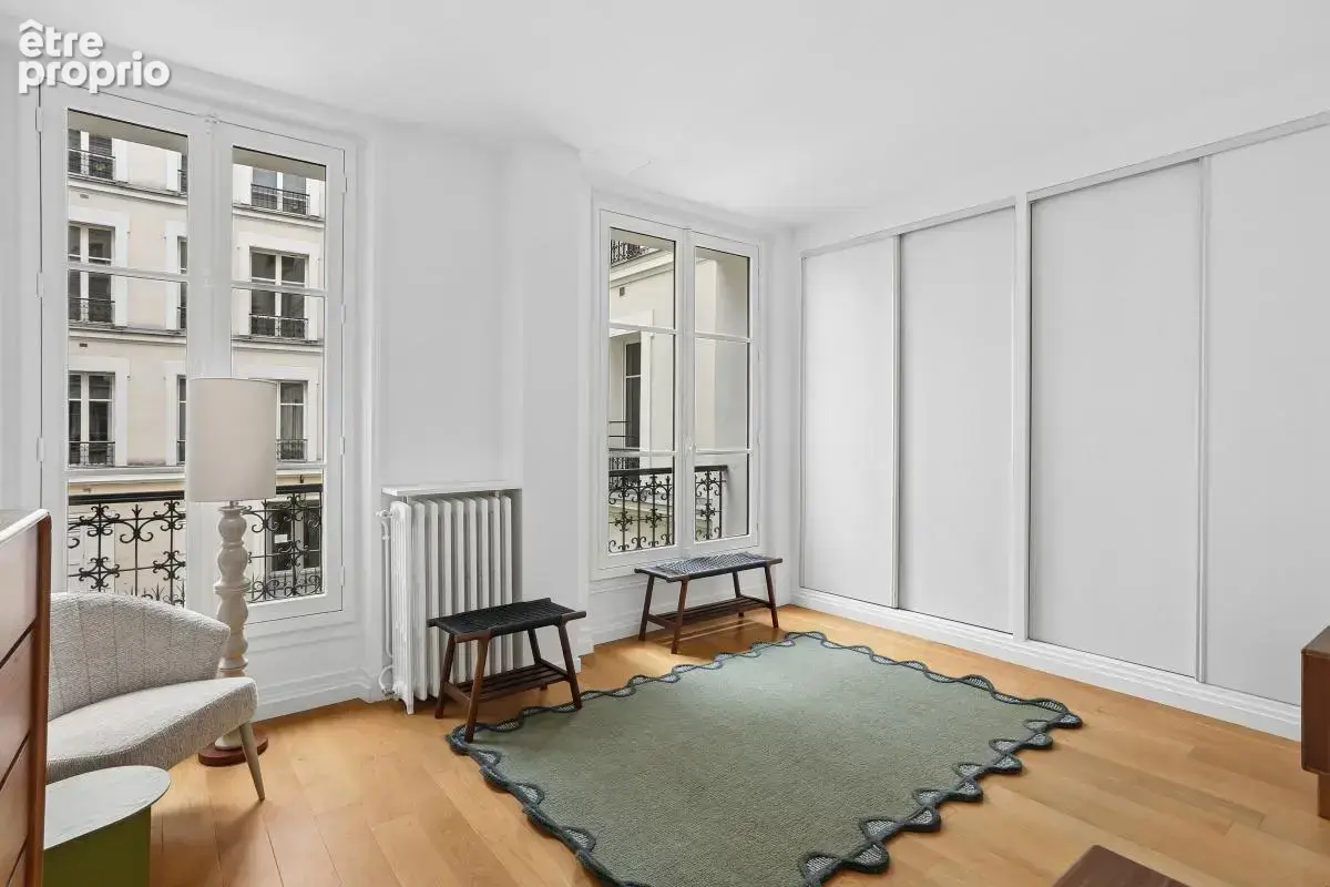 Paris XVIe – Avenue Victor Hugo / Arc de Triomphe - Appartement d'exception, cachet et volumes - photo 7