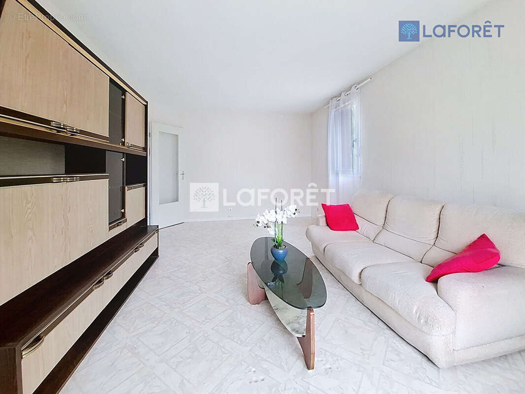 Appartement à SAINT-THIBAULT-DES-VIGNES