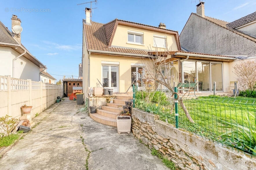 Maison à OZOIR-LA-FERRIERE